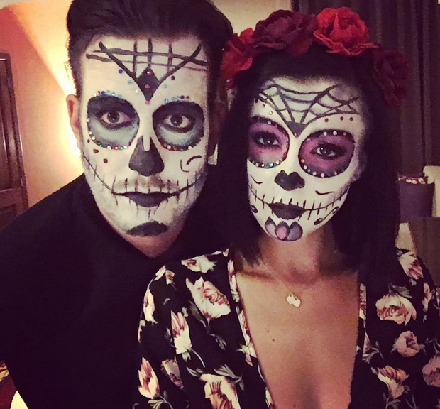 Zaljubljenca sta se v Mehiki prepustila Halloween vzdušju. Mimogrede, punca je res čudovita, kajne!? Kar ne moremo se nagledati njene …