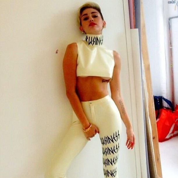 Miley Cyrus Ah, kako bi lahko pozabili na Miley! Pa še kako ji pristaja ta slog! Preberi še: http://www.cosmopolitan.si/moda/sodelujte-v-nagradni-igri-in-osvoji-modno-zensko-jakno-tom-tailor/