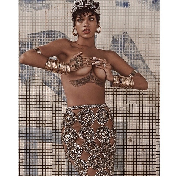 Rihanna Pevka Rihanna je v bistvu kraljica trenda razkazovanja spodnjega dela prsi. Si vedela? Obišči njen Instagram profil @badgalriri in …