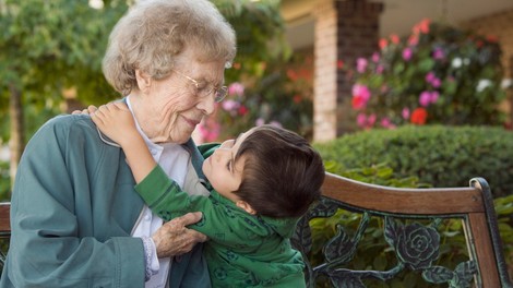 Babica z vnukom v naravi.