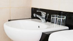 5 stvari, ki se jih v hotelskih sobah (zaradi umazanije) raje ne dotikaj!