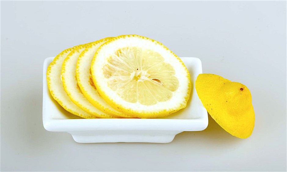 Poglej, kaj se zgodi, če ob posteljo postaviš narezano limono! (foto: Profimedia)