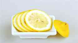 Poglej, kaj se zgodi, če ob posteljo postaviš narezano limono!