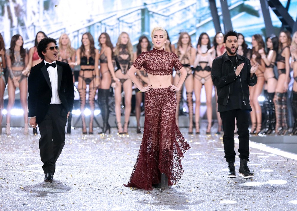 ... Lady Gaga, Bruno Mars in The Weekend, ki so se ob lepoticah sprehajali po brvi in zabavali občinstvo. Preberi …
