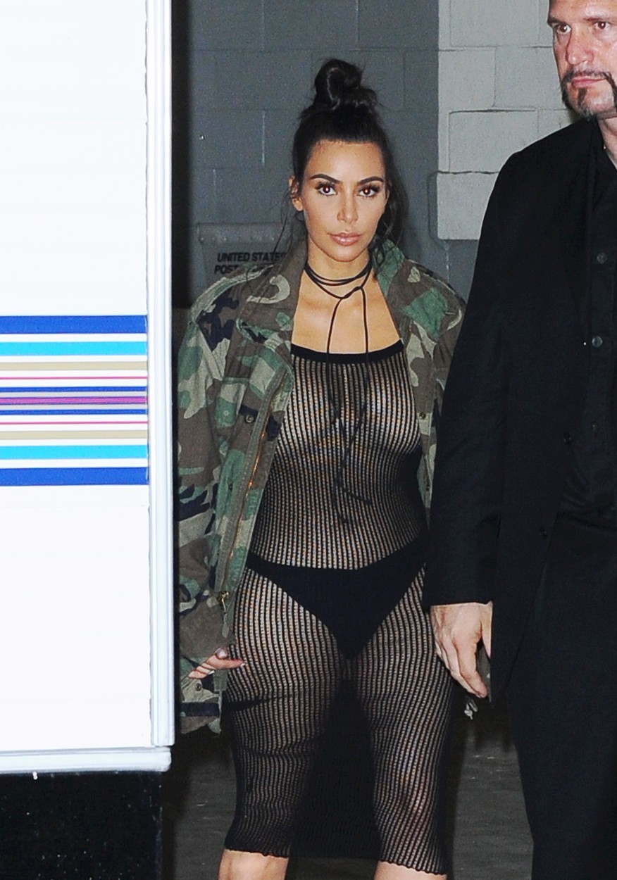 Resničnostno zvezdnico Kim Kardashian so paparaci ujeli, ko je zapuščala nedavni dogodek v Los Angelesu, pod vojaškim plaščem pa je …