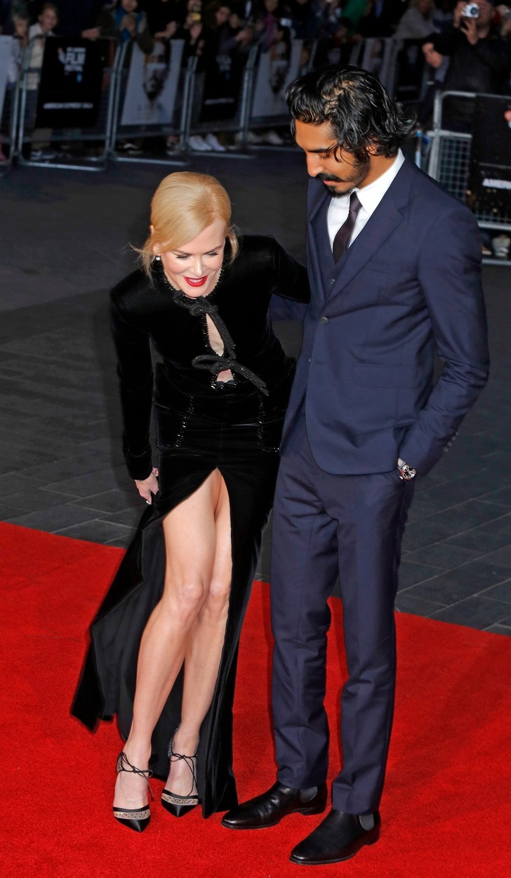 Že ko smo preboleli preglobok razporek Chrissy Teigen, nam je z novim materialom za modno migreno postregla Nicole Kidman …