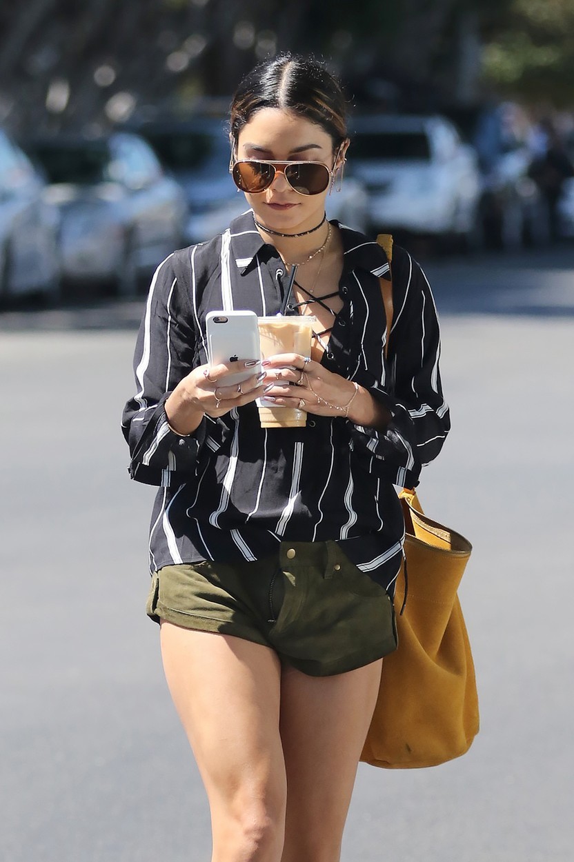 Vanessa Hudgens, kdo bo pa zaprl zadrgo na kratkih hlačah? Preberi še: http://www.cosmopolitan.si/zvezde/vojvodinja-kate-nosi-cudovito-tiaro-princese-diane/