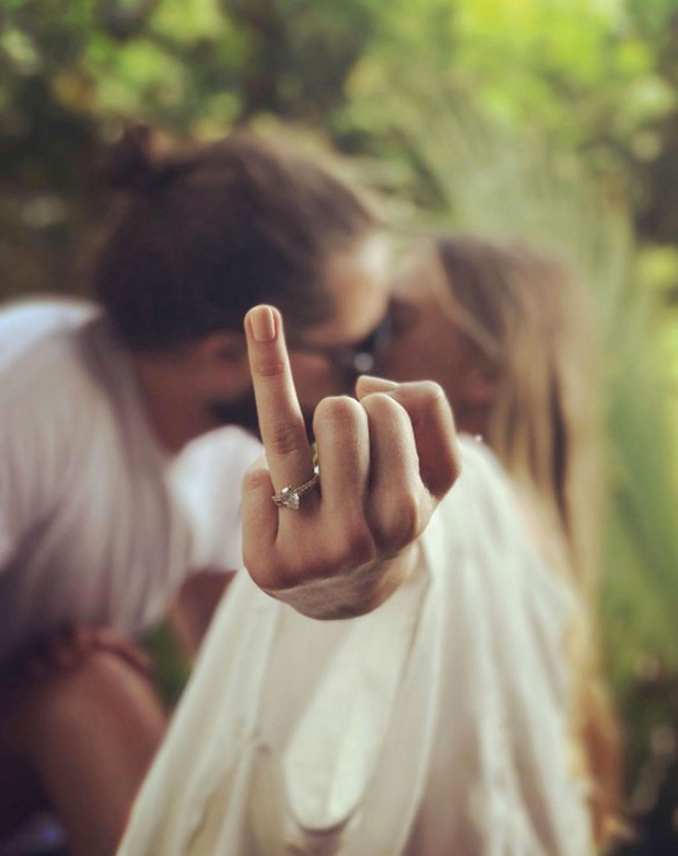 Na fotografiji, ki jo je objavila na Instagramu in na kateri se poljublja s svojim novopečenim možem, pomočnikom režiserja Tomom …