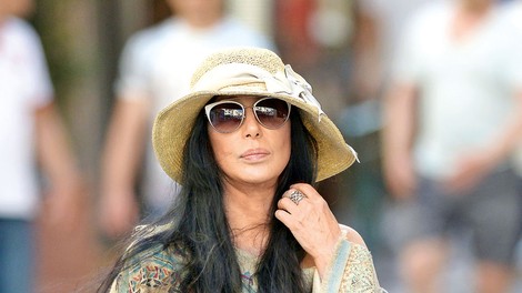 Bolna in obubožana slovita zvezdnica Cher se sooča z nenavadno tožbo