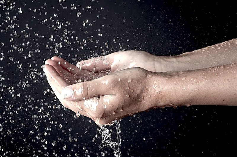 Poglej, kaj se zgodi, če 2 tedna namakaš roke v jabolčni kis! (foto: Profimedia)