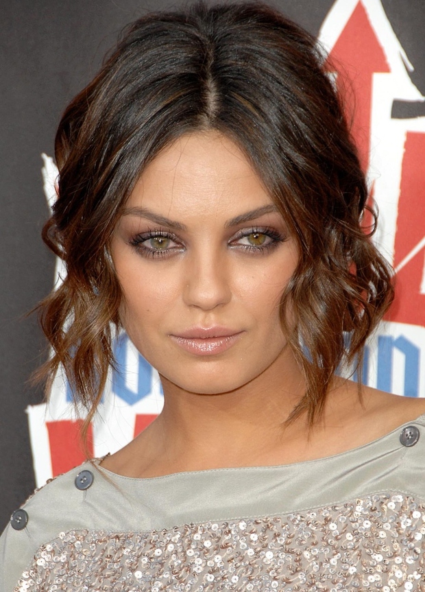1| Mila Kunis Morda si opazila perfektno oblikovane obrvi in lepo, sijočo kožo te glamurozne igralke, njenih prefinjenih oči, ki …