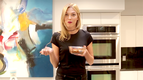 Lačna? Poglej, kaj si za malico pripravi supermanekenka Karlie Kloss (VIDEO)