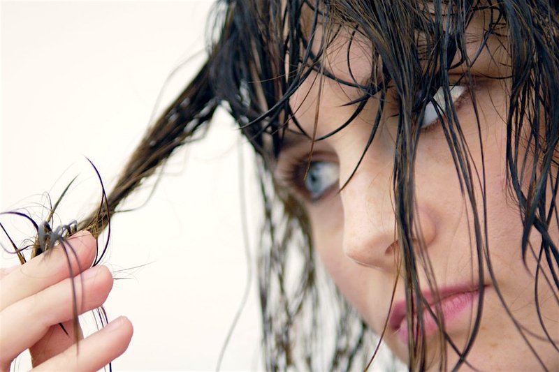 Hodiš spat z mokrimi lasmi? Tole moraš nujno vedeti! (foto: Profimedia)
