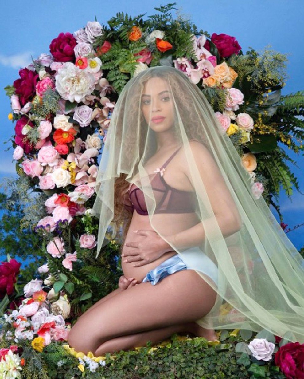 FOTO: Z dvojčki noseča Beyonce navdušuje z golimi fotografijami