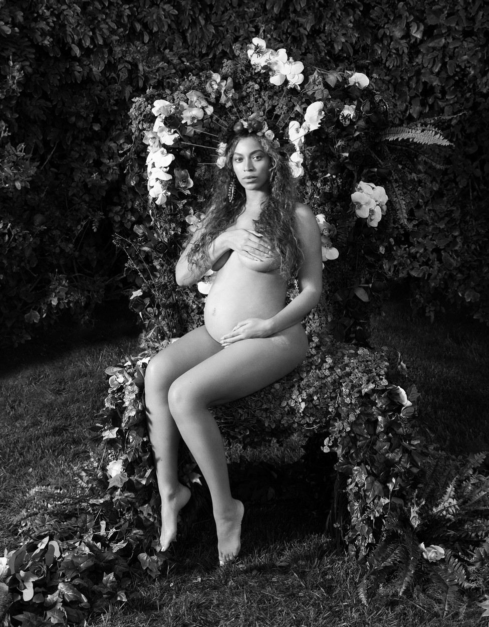 FOTO: Z dvojčki noseča Beyonce navdušuje z golimi fotografijami