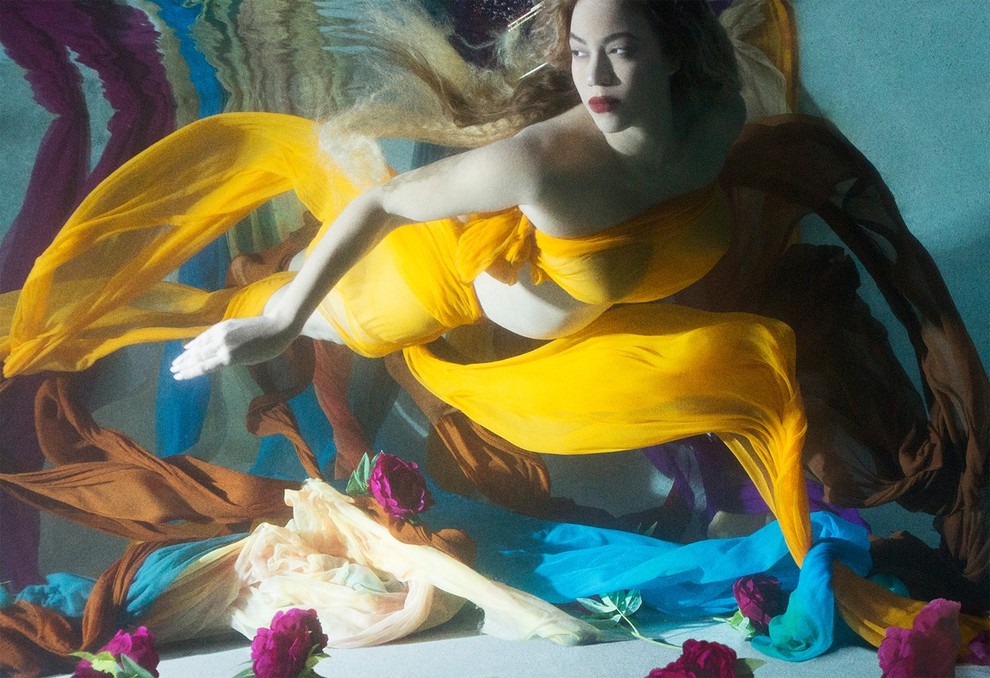 FOTO: Z dvojčki noseča Beyonce navdušuje z golimi fotografijami