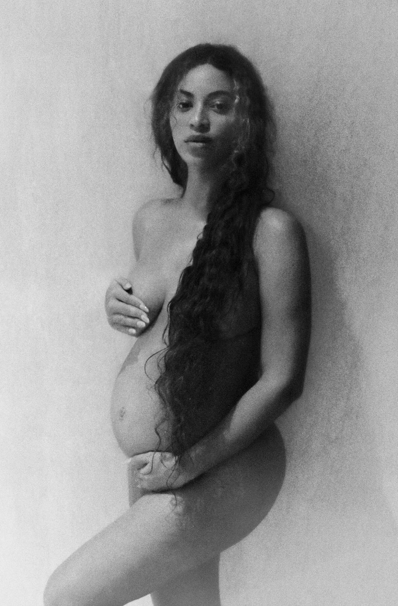 FOTO: Z dvojčki noseča Beyonce navdušuje z golimi fotografijami