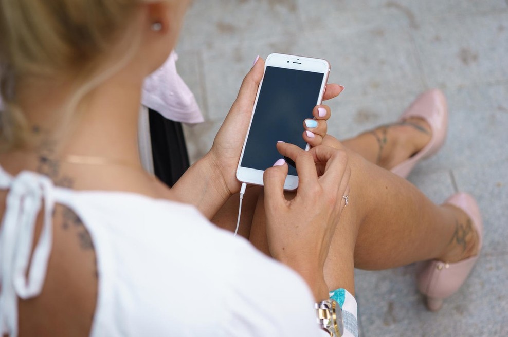 To so znaki, da moraš odložiti telefon in se več družiti (foto: Profimedia)