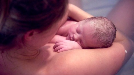 Kako ženska čuti sebe prve minute po rojstvu otroka? Ta zapis preberita OBA!