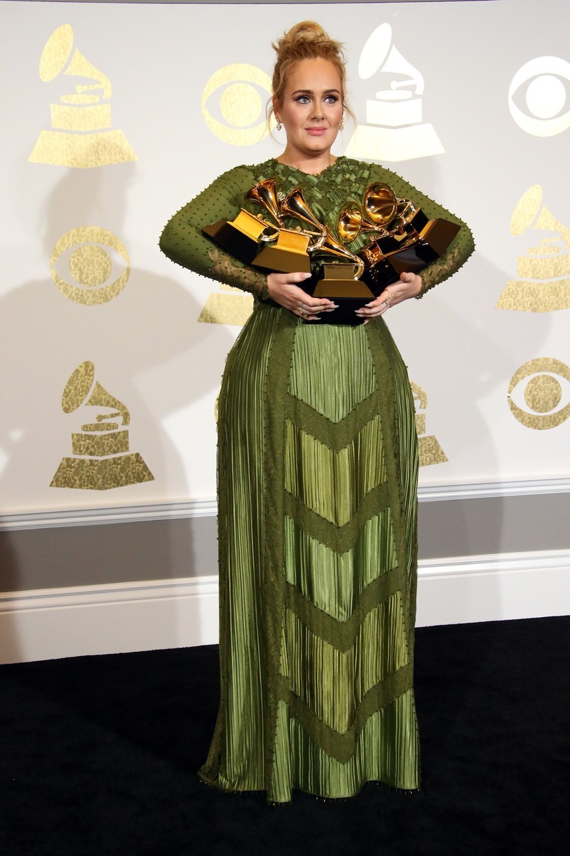 Adele (za letos je izbrala - ravno tako kot Celine Dion - zeleno opravo) je v svojem čustvenem govoru ob …