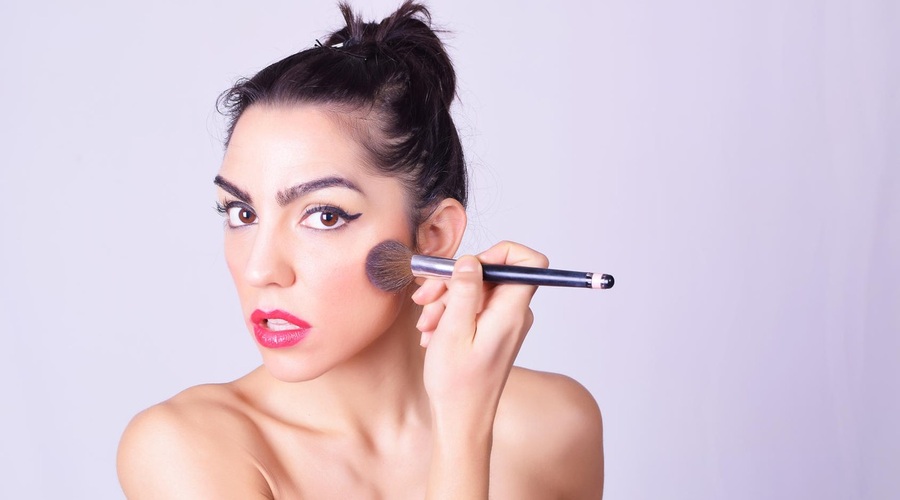 Ličenje: 5 make-up napak, ki te postarajo! (foto: Profimedia)