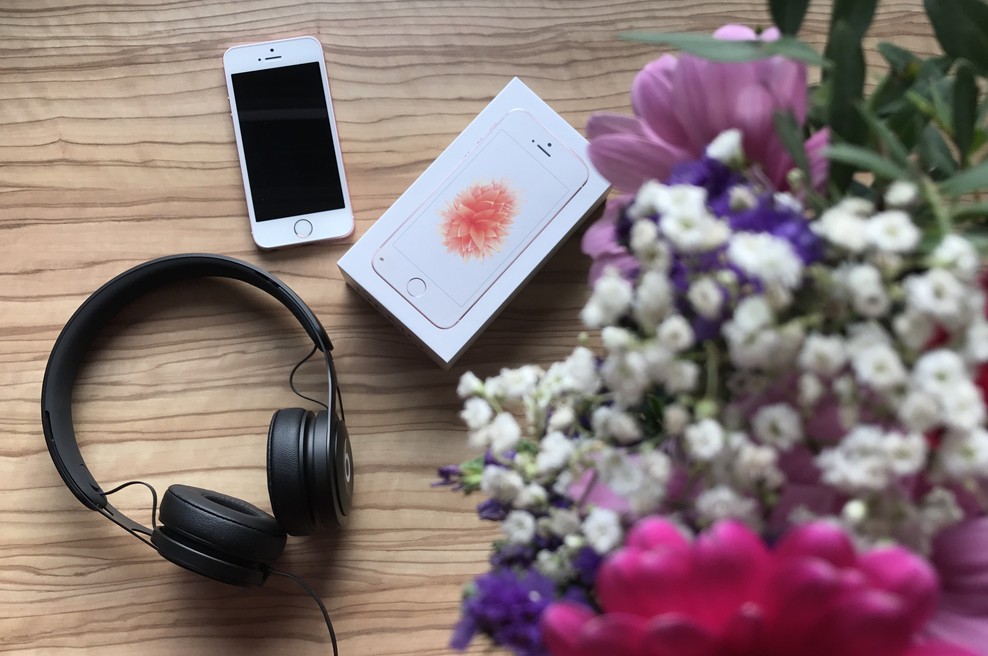 NA TESTU: Naša novinarka je preizkusila iPhone SE, ob katerem v iStyle Slovenija sedaj dobiš še noro stajliš slušalke Beats EP (foto: Tjaša Kokalj Jerala)