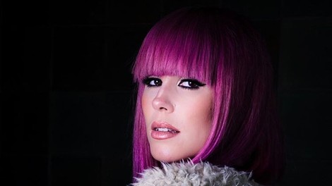 Nika Zorjan: Simpatična in energična pevka z roza lasmi, ki govori 'prekmurski jezik'
