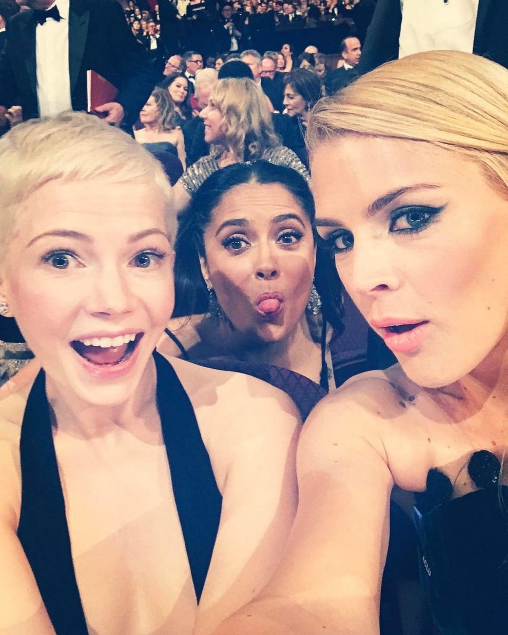 Super selfi je objavila igralka Busy Philipps, ki je v objektiv ujela Michelle Williams in Selmo Hayek. Selma pa je …