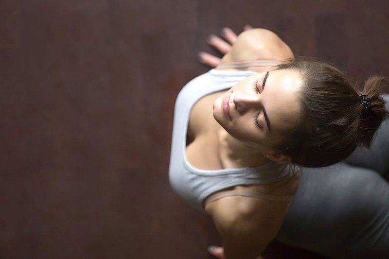 VIDEO: 15 min jutranja joga, ki bo tvoji utrujeni koži povrnila sijaj (foto: Profimedia)