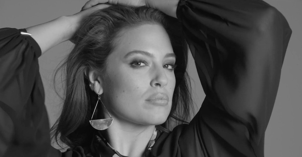 FOTO: Močnejša manekenka Ashley Graham navdušuje v novi kampanji za 'plus-size' oblačila