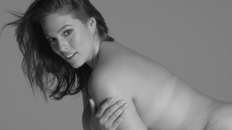 FOTO: Močnejša manekenka Ashley Graham navdušuje v novi kampanji za 'plus-size' oblačila