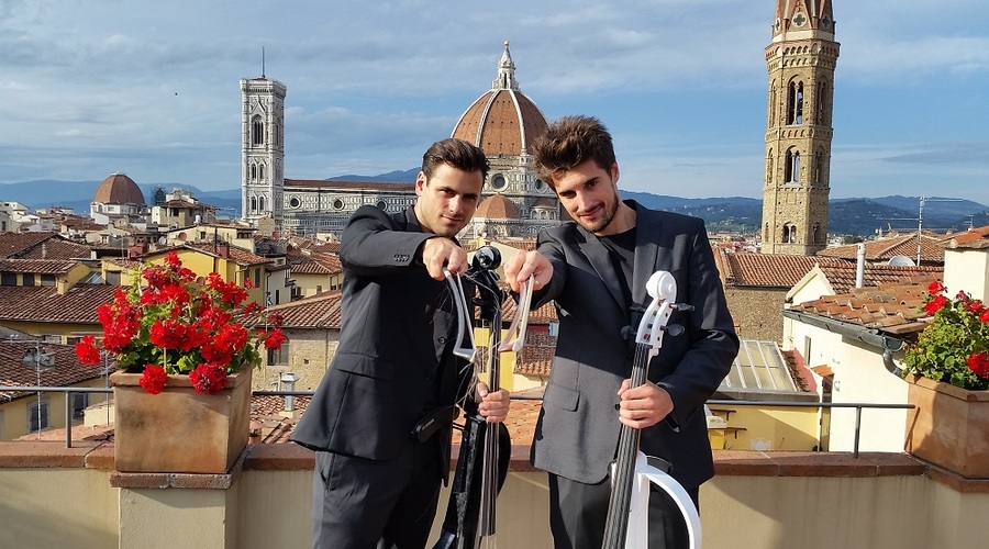 Dobrodelna 2Cellos projektu Botrstvo v Sloveniji podarjata lok za violončelo (foto: Simone Di Luca)