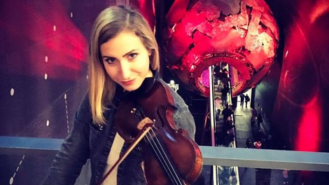 VIDEO: Kdo je Slovenka, ki po vsej Evropi navdušuje z zvokom električne violine?