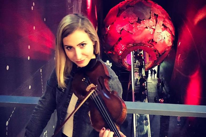 VIDEO: Kdo je Slovenka, ki po vsej Evropi navdušuje z zvokom električne violine? (foto: Facebook @Maša Golob)