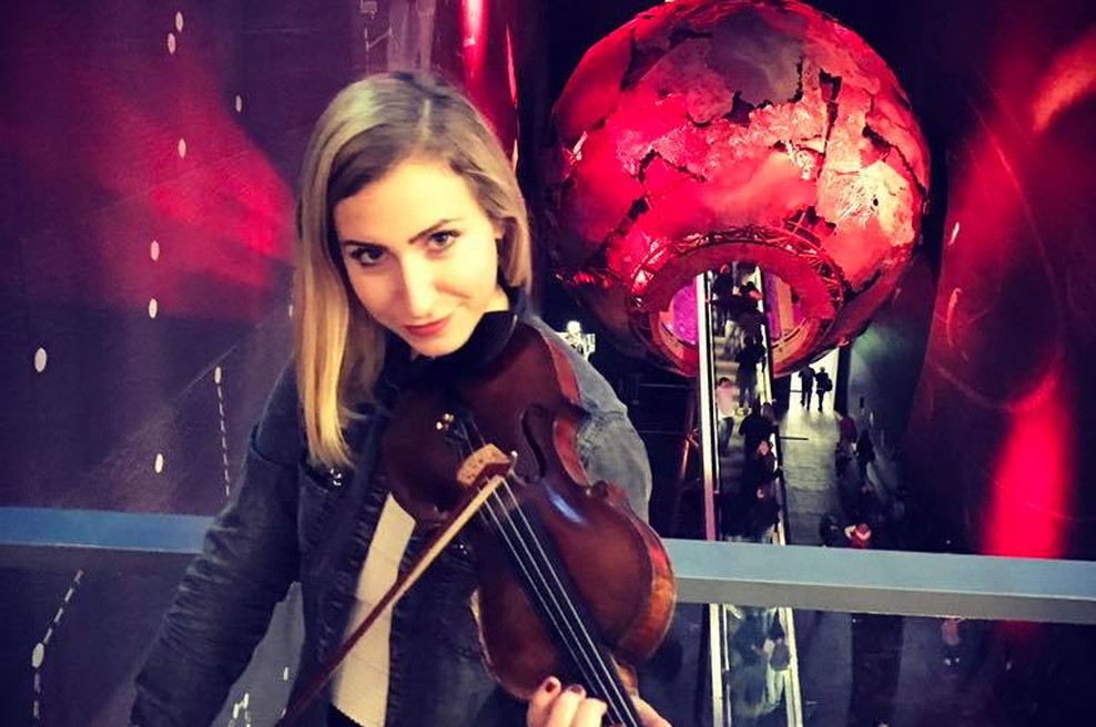 VIDEO: Kdo je Slovenka, ki po vsej Evropi navdušuje z zvokom električne violine? (foto: Facebook @Maša Golob)