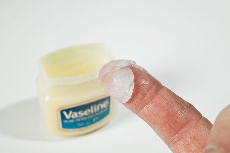 Ne boš verjela, za kaj vse se lahko uporablja vazelin! (foto: Profimedia)