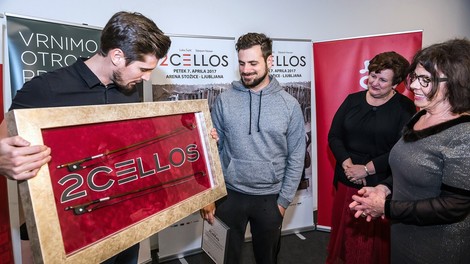 Loka 2Cellos prodana za kar 12.000 evrov!