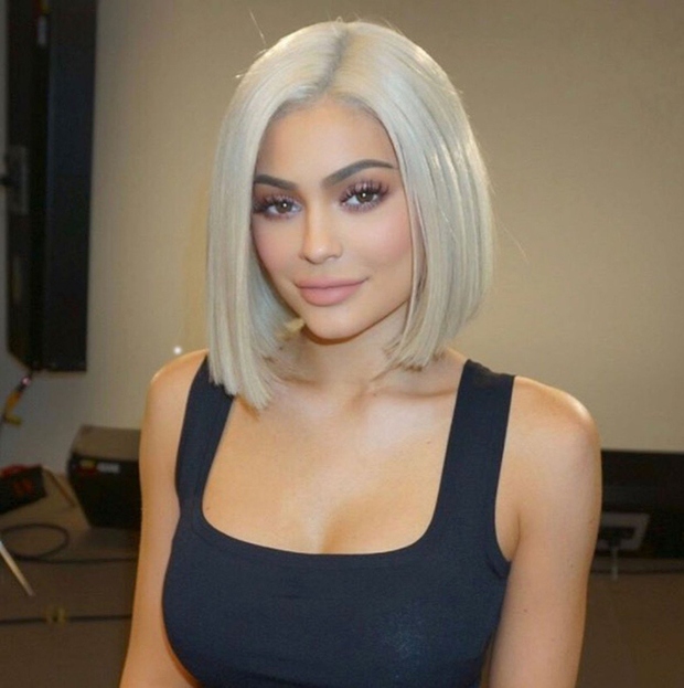 Verjetno ni presenečenje, da Kylie, ki neprestano preseneča in eksperimentira s svojim videzom, obožuje lasulje vseh barv, stilov in dolžin! …