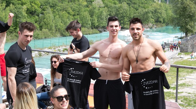 Finalista Nik in Gregor sta z veseljem pokazala izklesano telo. (foto: Katja Kodba)