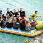 Vesela družba se je proti adrenalinskemu parku odpravila kar s čolnom. (foto: Katja Kodba)