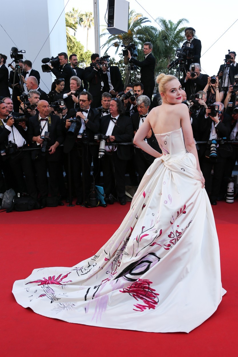 No, nagrada v kategoriji za najzanimivejšo modno opravo pa gre vsekakor igralki Elle Fanning. Njena obleka spredaj ni bila videti …