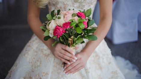 Zakaj neveste na poroki nosijo obleko v BELI barvi? Razlog se skriva v ...