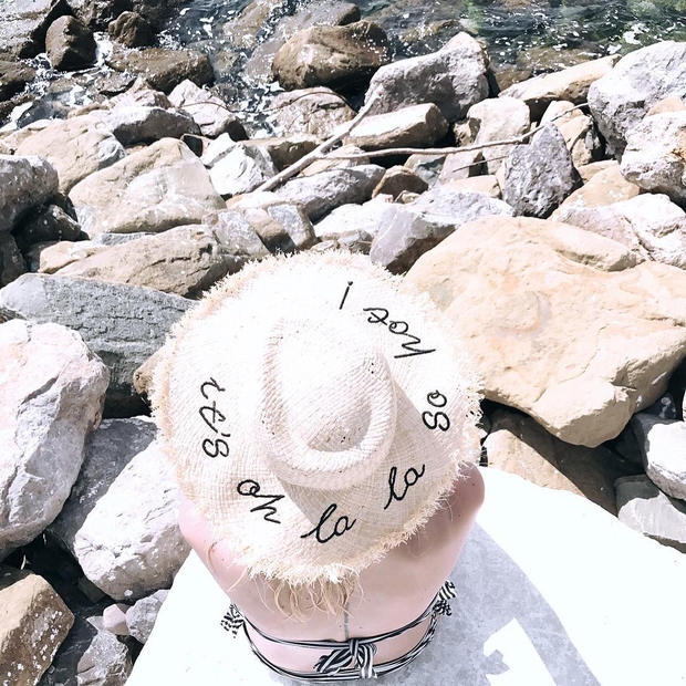 Tjaša Kokalj Jerala s klobučkom v Sistiani, plaža Portopiccolo. Fantastična fotka, kajne?