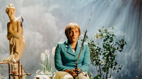 VIDEO: Klemen Slakonja kot Angela Merkel s svojo najbolj provokativno imitacijo do zdaj?