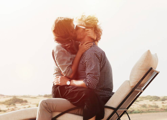 LJUBEZEN: Poletje je čas nežnih dotikov, sladkobnih poljubov in romance. Če si upata, s fantom naredita zaljubljeno fotografijo. Ne samo …