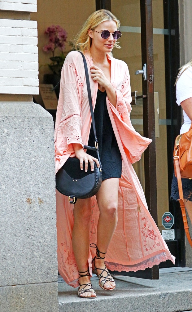 DALJŠI ZGORNJI DEL - Odlična kombinacija so kratke hlače in daljši zgornji del kot je na primer kimono, ki bo …