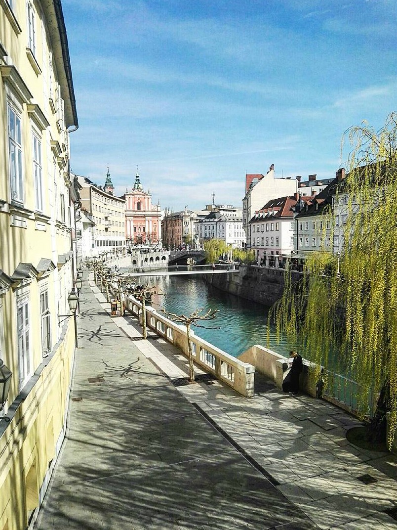 Ljubljana Pogled na Ljubljano in Ljubljanico izpred Slovenske filharmonije je čudovit. Se strinjaš? Fotografijo so posnele punce uredništva Elle Slovenija …