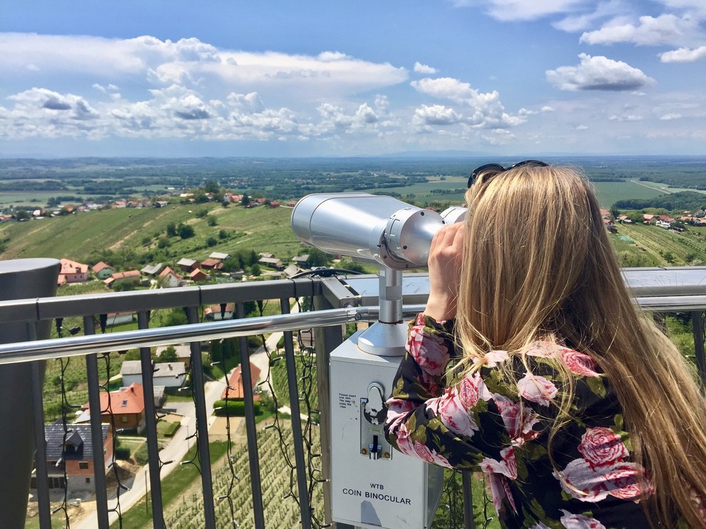 Lendava Razgledni stolp Vinarium Lendava, visok 53,5 m, ti ponuja prekrasen 360° pogled na barvito pokrajino, ki sega od Lendavskih …