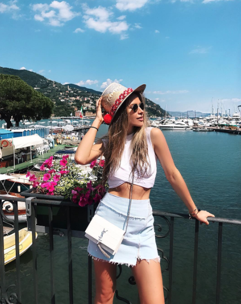MAJA MALNAR, blogerka Maja je izbrala trendovski slamnik s pompomi in ga kombinirala s poletnim mini krilom in kratkim topom …