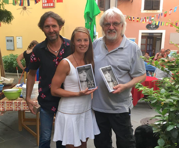 ... v Izoli (na fotografiji z Andreo in Vitom Divacem), kjer je imela promocijo svojega biografskega romana Jaz, Tina.